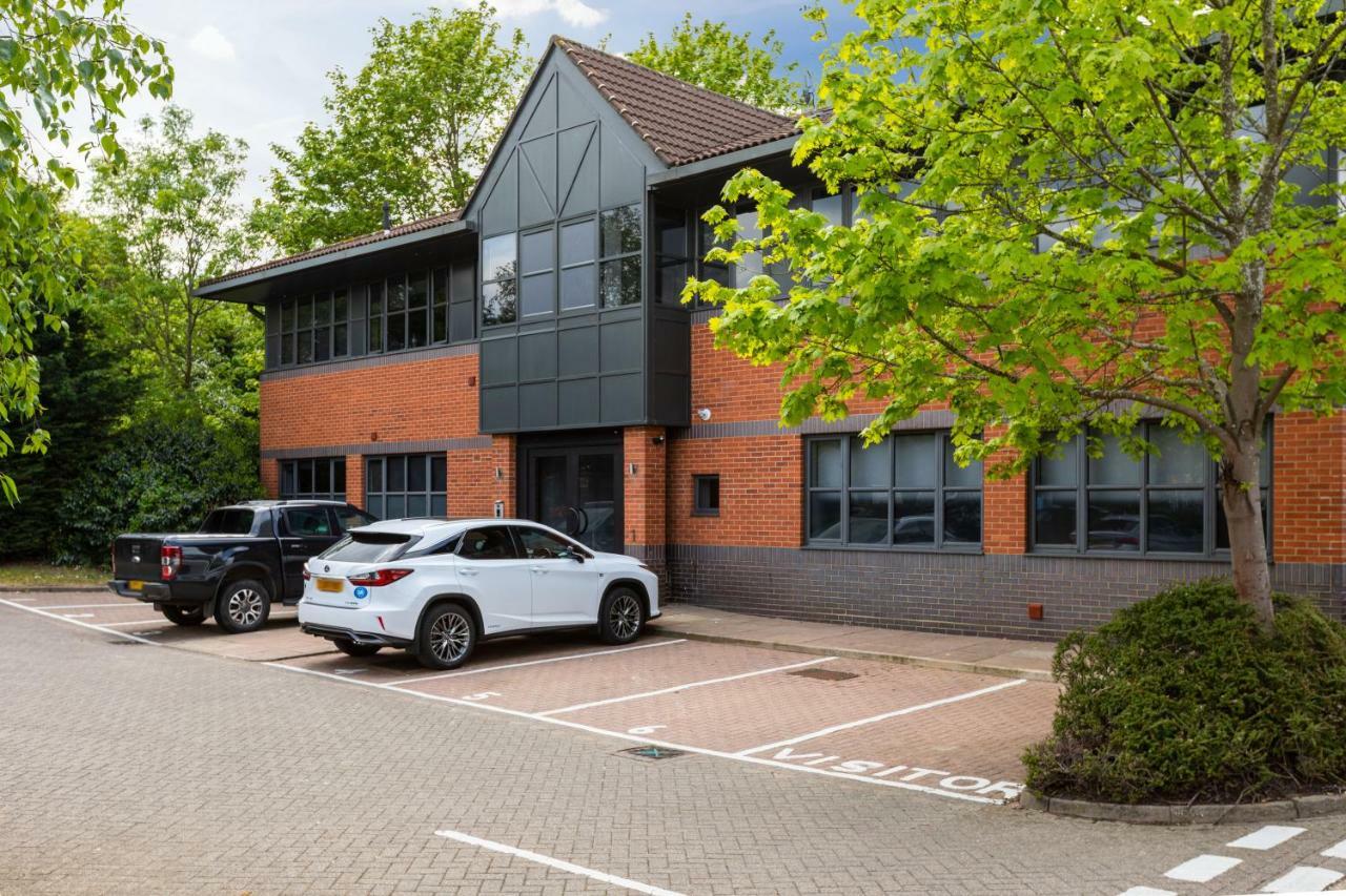 Homely - Watford Premier Apartments Buitenkant foto